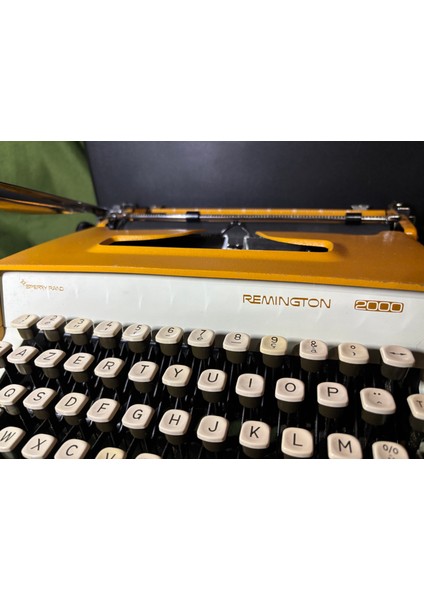 Remingto 2000 Sarı Renk Çantalı Daktilo - Sorunsuz Çalışır Durumda