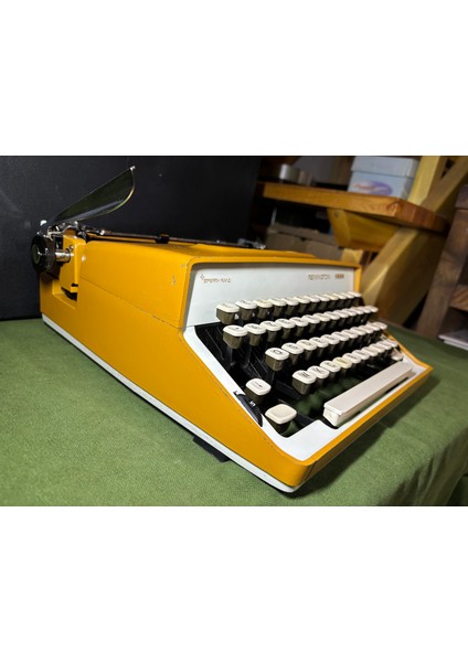 Remingto 2000 Sarı Renk Çantalı Daktilo - Sorunsuz Çalışır Durumda modelleri