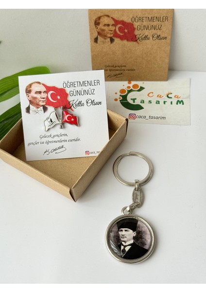 Türk Bayrağı ve Atatürk Yaka Rozeti Be Atatürk Anahtarlık Seti 24 Kasım Öğretmenler Günü Hediyelik Kartlı Kutulu