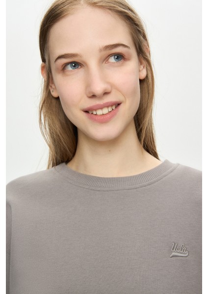 Sunnıva Koyu Gri Bisiklet Yaka Nakışlı Loose Fit Kadın Sweatshirt indirimleri