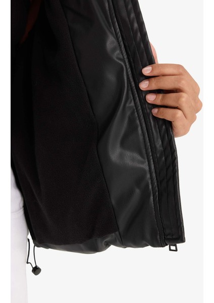 Regular Fit Kapüşonlu Polar Astarlı Suni Deri Mont F2142AX25WN indirimleri