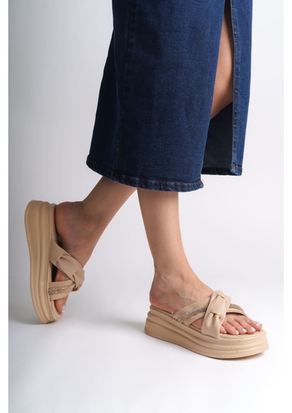 Clara Düz Topuklu Kurdele Desenli Taşlı Kalın ve Ortopedik Taban Kadın Terlik Ctt - Ten