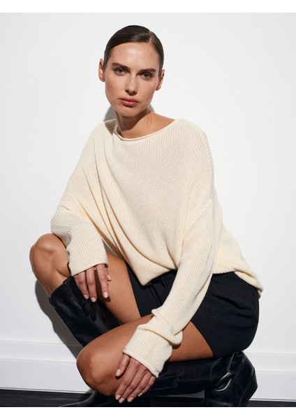 10804 Kayık Yaka Dökümlü Triko Kazak-Krem