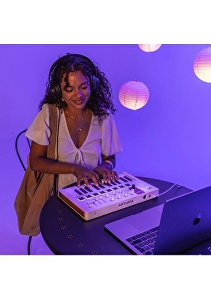 Minilab 3 Beyaz Midi Klavye 25 Tuşlu Hız Hassasiyetli Kontroller ile Müzik Üretimi İçin