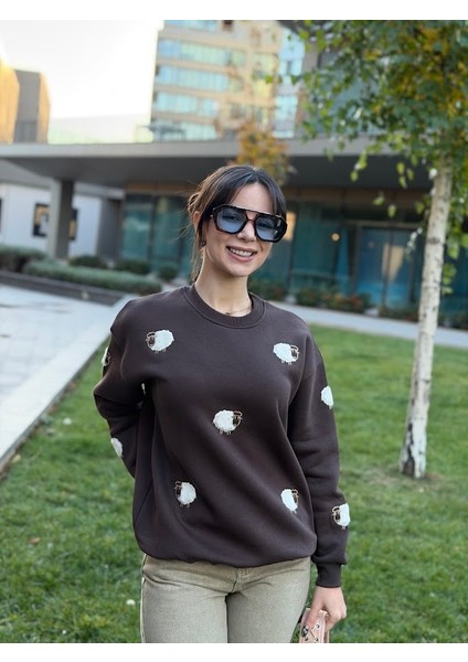 Kuzu Nakışlı Sweatshirt
