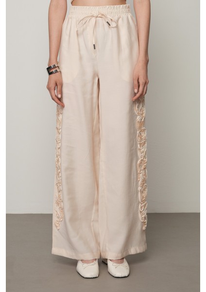 Kadın Şerit Gül ve Taş Detaylı Düz Renk Beli Lastikli Bol Paça Pantolon