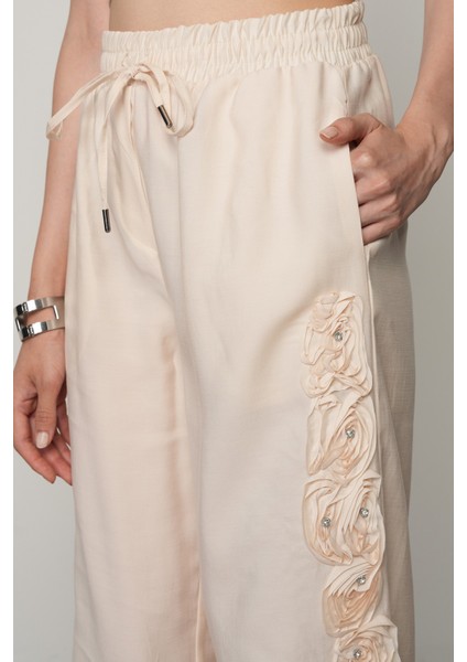 Kadın Şerit Gül ve Taş Detaylı Düz Renk Beli Lastikli Bol Paça Pantolon fiyatları