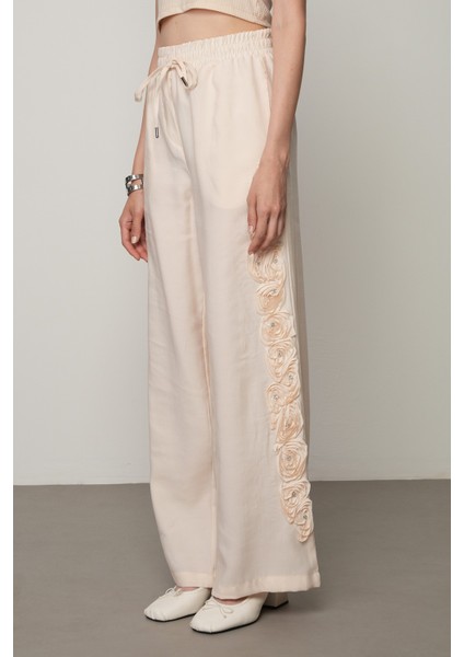 Kadın Şerit Gül ve Taş Detaylı Düz Renk Beli Lastikli Bol Paça Pantolon modelleri