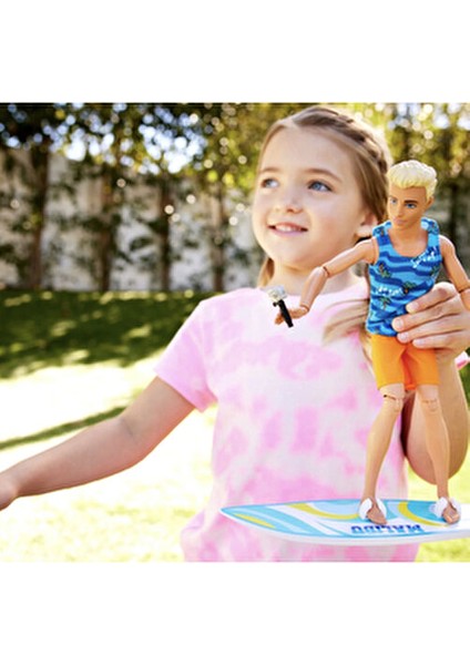 Ken Sörf Yapıyor Oyun Seti Mavi Desenli Sörf Tahtası ve Köpek Yavrusuyla