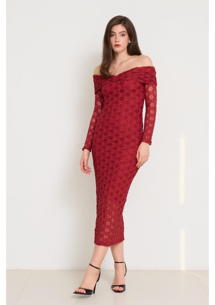 Kırmızı Yaka ve Dantel Detaylı Midi Boy Tam Kalıp Elbise