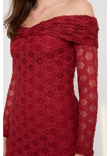 Kırmızı Yaka ve Dantel Detaylı Midi Boy Tam Kalıp Elbise fırsatları