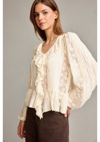 V Yaka Önden Bağlamalı Volanlı Dantel Bluz F9717AX25SM fırsatları