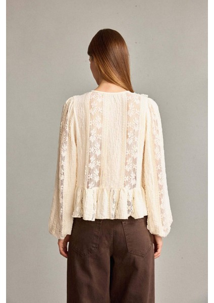 V Yaka Önden Bağlamalı Volanlı Dantel Bluz F9717AX25SM