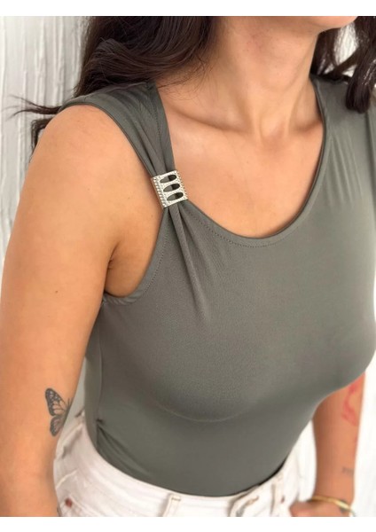 Osy Modal Yumuşak Dokulu Kumaş Bisiklet Yaka Kadın Sıfır Kol Bluz Omuz Toka Aksesuar Detaylı - Haki fiyatları