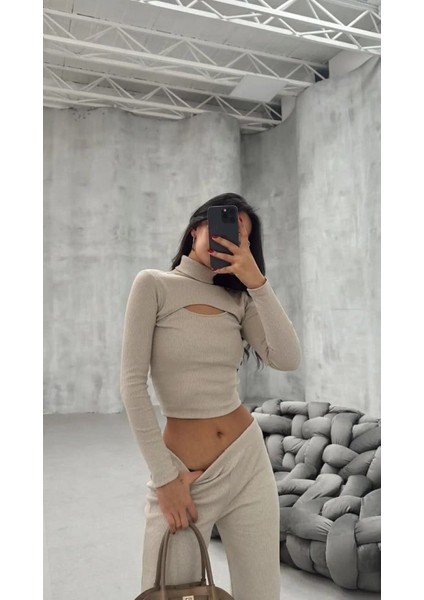 Kadın Uzun Kollu Pencere Detay Göğüs Dekolteli Bluz ve Bol Paça Pantolon Ikili Takim