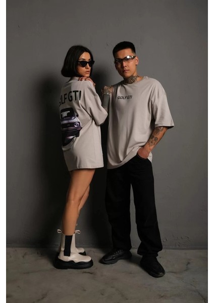 Erkek Oversize Baskılı Tişört – Golf Gtı Retro Araba Desenli, Ön & Arka Dijital Baskı, Sokak Modası Stil - Gri