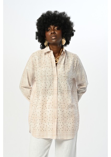 Kadın Ekose Desenli Vizon Renk Önü Taş Işlemeli Oversize Kesim Gömlek