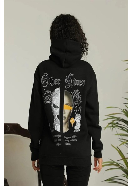 Kadın Oversize Üç Iplik Kapüşonlu Sweatshirt – Siyah “other Lives” Ön ve Arka Baskılı, Şardonlu Kışlık, Rahat Günlük Model Siyah fiyatları