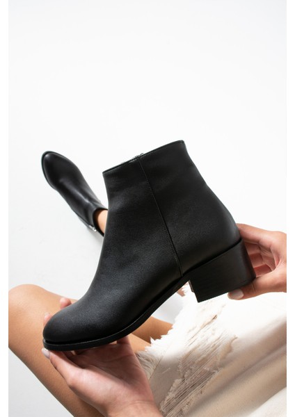 Danica Siyah Renkli Bilek Üstü Kısa Kalın Topuklu Bot fırsatları