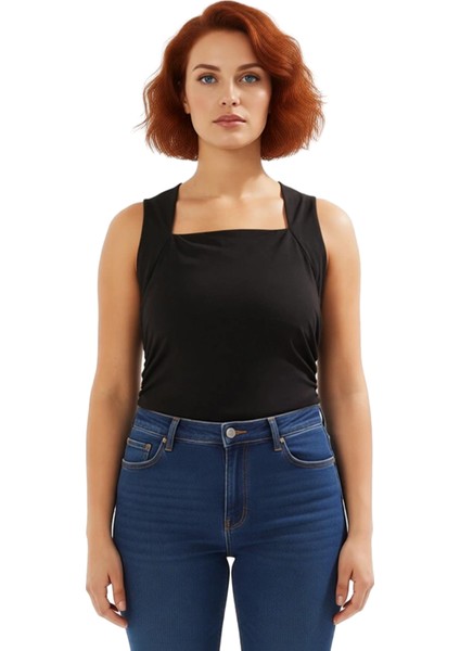 Kadın Büzgülü Kare Yaka Kolsuz Üst Modern Siluet ve Konforlu Kullanım Sunan Tasarım Kaliteli