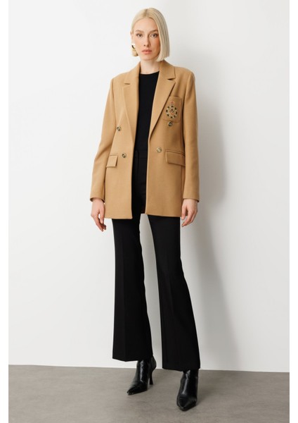 Kadın Önü Armalı Kapak Cepli Kaşe Ceket 5071 Camel