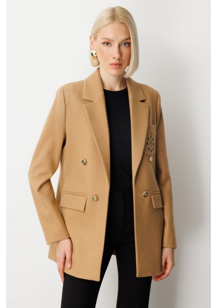 Kadın Önü Armalı Kapak Cepli Kaşe Ceket 5071 Camel fiyatları