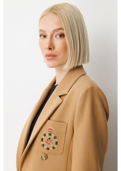 Kadın Önü Armalı Kapak Cepli Kaşe Ceket 5071 Camel modelleri