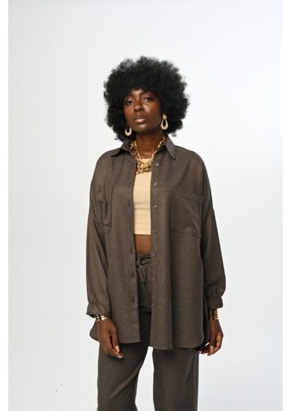 Kadın Çift Cepli Düz Renk Kolları Büzgülü Oversize Kesim Gömlek