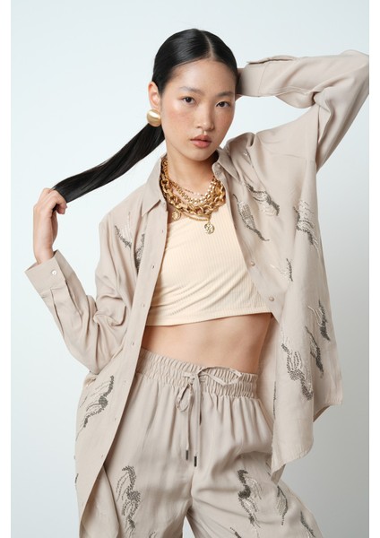 Kadın Önü Taş Işlemeli Düz Renk Oversize Gömlek modelleri