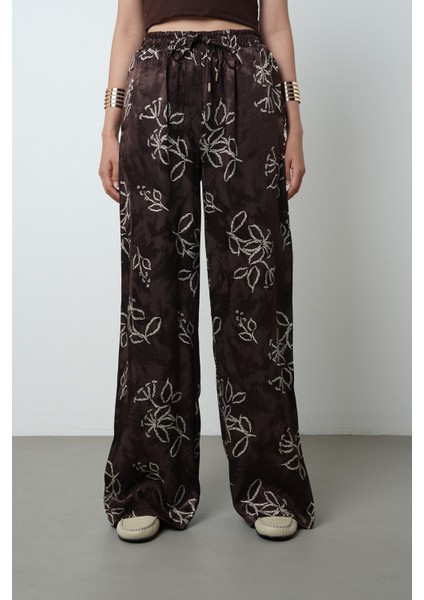 Kadın Çiçek Desenli Kahverengi Jakarlı Bol Paça Desenli Pantolon