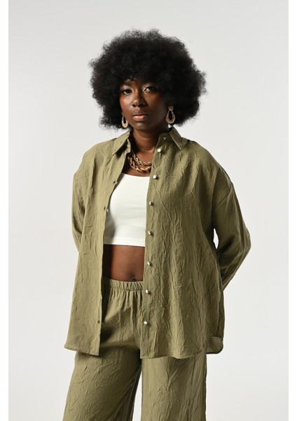 Kadın Düğme Detaylı Kırışık Kumaş Düz Renk Gömlek fiyatları