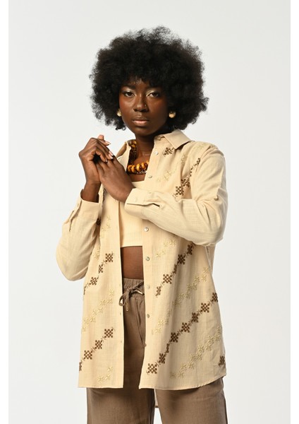 Kadın Natur Renk Önü Nakış Işlemeli Oversize Kesim Gömlek