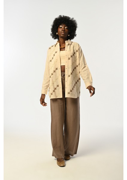 Kadın Natur Renk Önü Nakış Işlemeli Oversize Kesim Gömlek modelleri