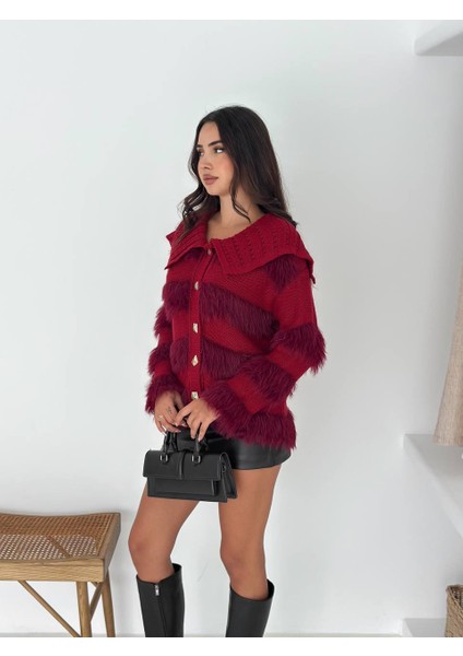 Kadın Şekilli Gold Düğme Detaylı Tüylü Saçaklı Yakalı Kalın Örgü Triko Hırka