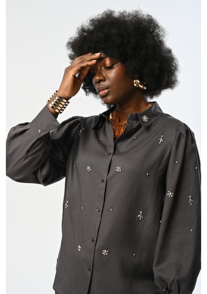 Kadın Önü ve Kolları Taş Işlemeli Antrasit Renk Gömlek modelleri