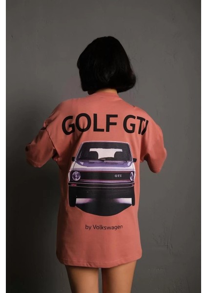 Kadın Oversize Baskılı Tişört – Golf Gtı Retro Araba Desenli, Ön & Arka Dijital Baskı, Sokak Modası Stil- Gül Kurusu modelleri