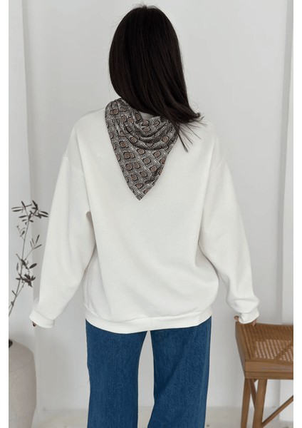 Kadın Dekoratif Yakalı Likralı Sweatshirt – Konforlu & Karakterli Stil