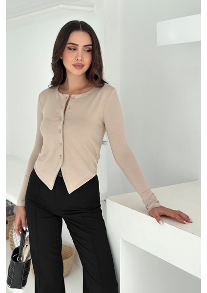 Kadın Sivri Etek Uçlu Düğmeli Bluz – Modern & Şehirli Stil