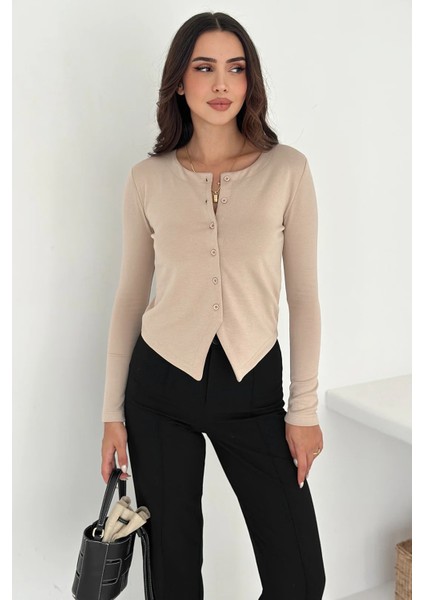 Kadın Sivri Etek Uçlu Düğmeli Bluz – Modern & Şehirli Stil fiyatları