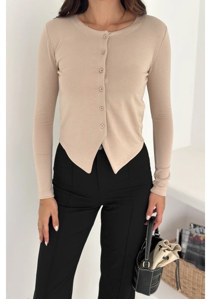 Kadın Sivri Etek Uçlu Düğmeli Bluz – Modern & Şehirli Stil fırsatları