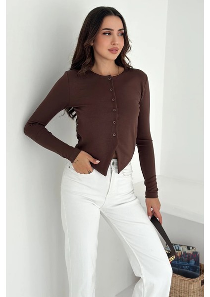 Kadın Sivri Etek Uçlu Düğmeli Bluz – Modern & Şehirli Stil