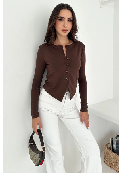 Kadın Sivri Etek Uçlu Düğmeli Bluz – Modern & Şehirli Stil fiyatları