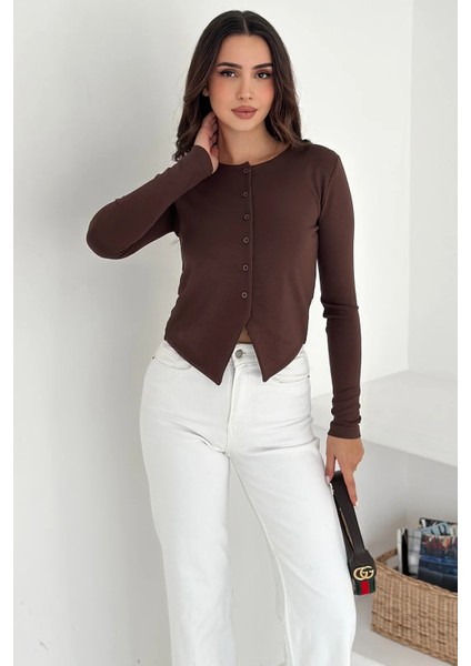 Kadın Sivri Etek Uçlu Düğmeli Bluz – Modern & Şehirli Stil