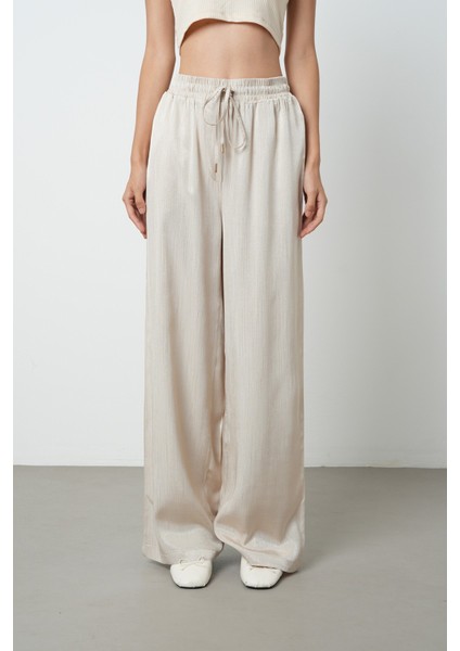 Kadın Bej Renk Ince Desenli Bol Paça Beli Lastikli Pantolon