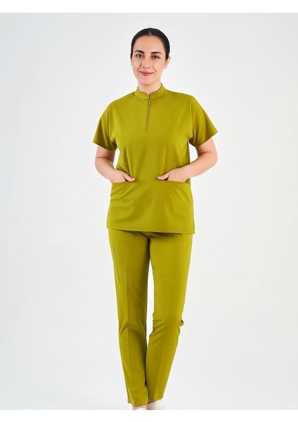 Kadın Doktor & Hemşire Forma Takımı Likralı– Yağ Yeşili Scrubs Üst ve Pantolon Seti Likralı
