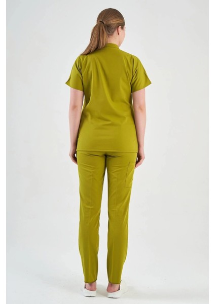 Kadın Doktor & Hemşire Forma Takımı Likralı– Yağ Yeşili Scrubs Üst ve Pantolon Seti Likralı