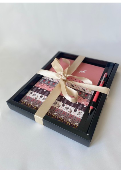 Özel Tasarım Çizgili Defter – 96 Yaprak, Yaldızlı Kenar & Kalem Hediyeli Defter