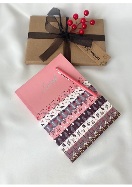 Özel Tasarım Çizgili Defter – 96 Yaprak, Yaldızlı Kenar & Kalem Hediyeli Defter fiyatları