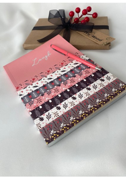 Özel Tasarım Çizgili Defter – 96 Yaprak, Yaldızlı Kenar & Kalem Hediyeli Defter fırsatları