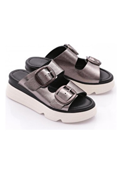 Kadın Terlik Kalın Taban ve Düz Topuk ile Şık Platin Renk